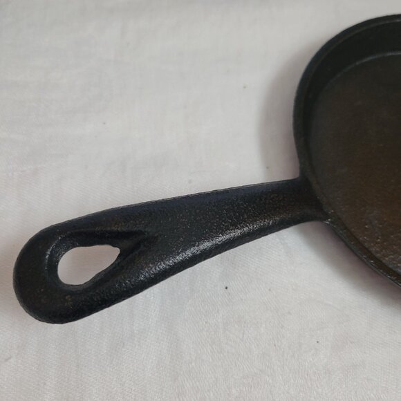 Vintage Cast Iron Small frying pan 5 1/8" seasoned Unmarked kitchenware EUC - Picture 2 of 6